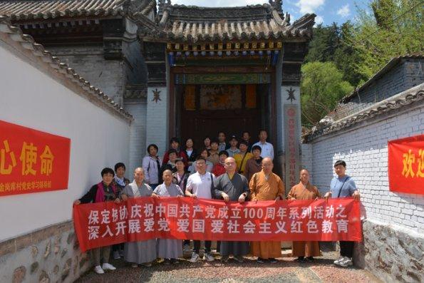 逃离黑与白的房间