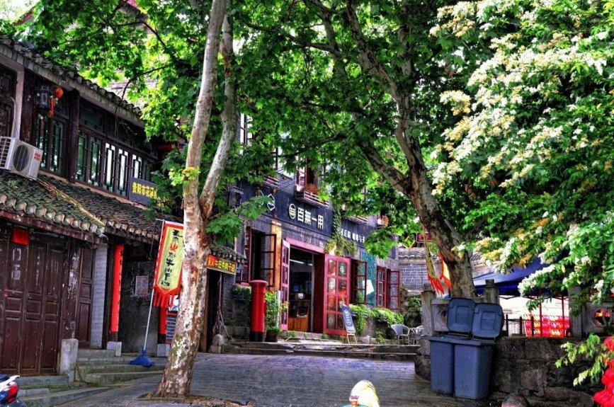 内马尔迎来第三个孩子，引发争议